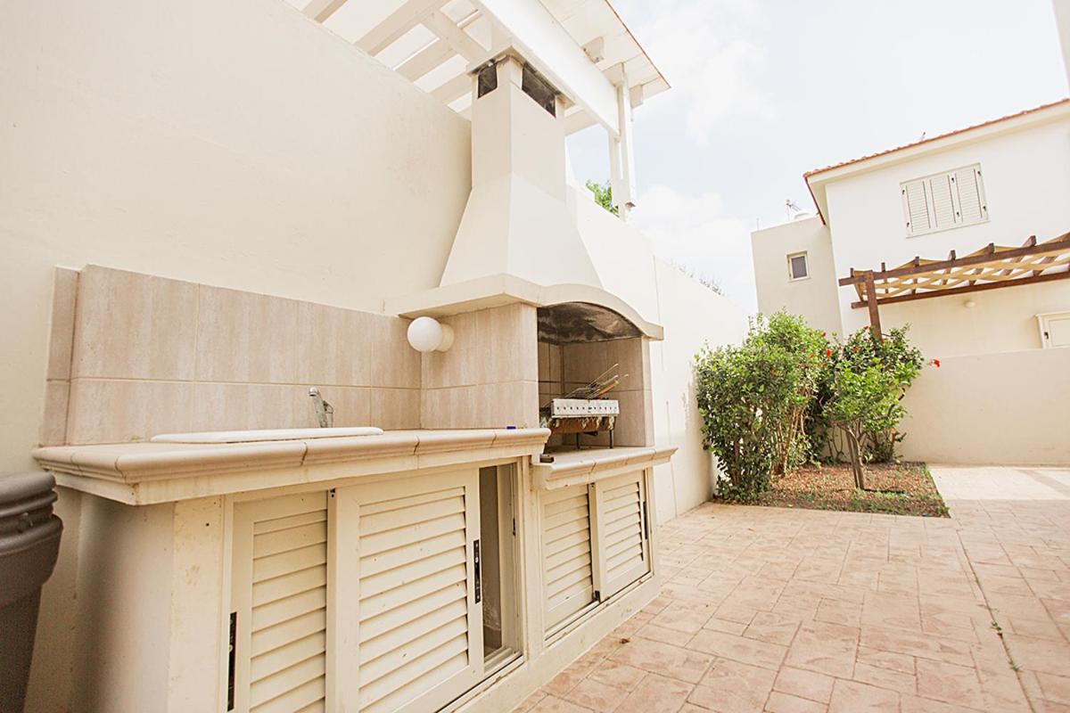 Atlantica 4 Bedroom Villa Near The Beach Protaras Exterior photo